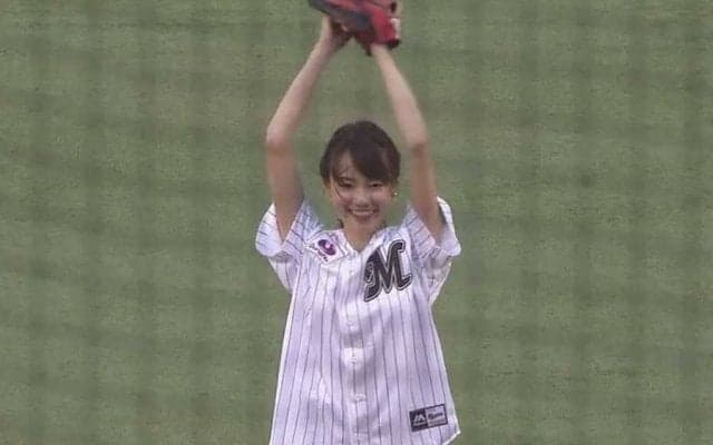 【始球式名場面】笑顔が眩しい始球式　美女タレントがショーパン投球でファン魅了