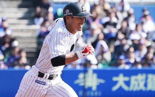 【球界名場面】ロッテ荻野が速すぎる！　遊ゴロが内野安打に、解説もファンも驚愕「バケモンすぎ」