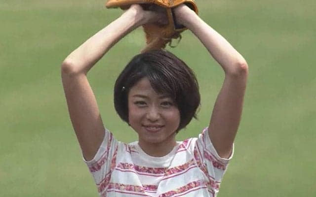 【始球式名場面】美女がど真ん中ストライク！　中村静香さんの美しき1球に球場どよめく