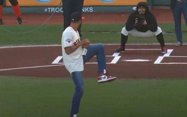 【始球式名場面番外編】「この男をロースターへ」　NFL選手の140キロ投球に球場騒然