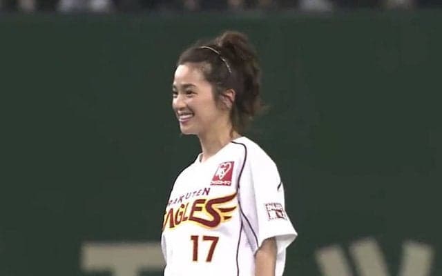 【始球式名場面】チアリーディング部の実力は!?　中村アンさんの爽やか美脚始球式