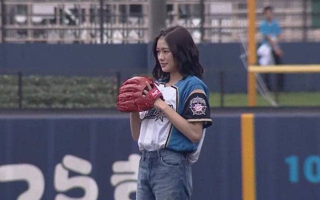 【始球式名場面】元野球少女アイドルの“快速球”に実況称賛「素晴らしい投球フォーム」