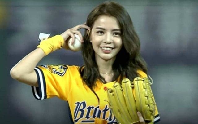 【始球式名場面】美女に選手もうっとり　台湾の「女神」タレント李毓芬さんの1球にファン魅了