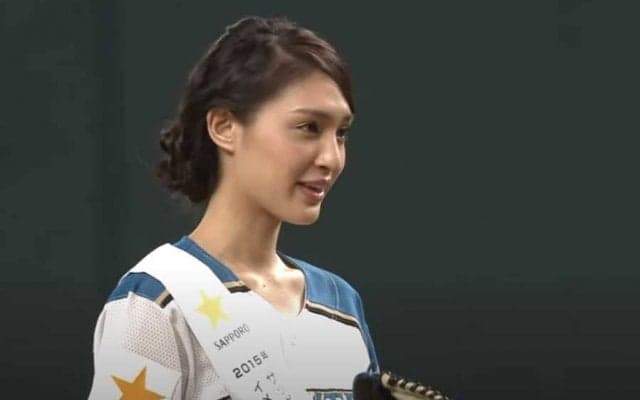 【始球式名場面】抜群のプロポーションで魅了　美女モデルの“ストライク”始球式