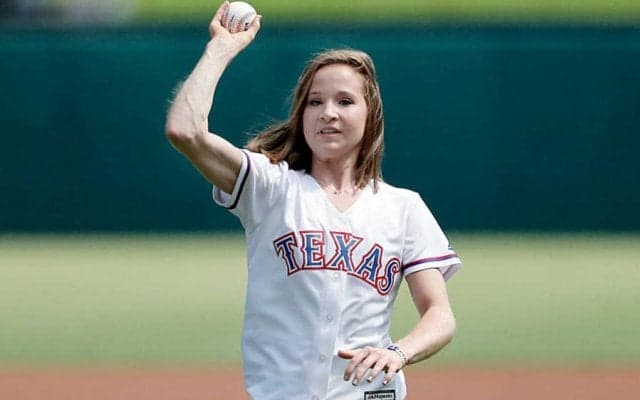 【始球式名場面番外編】開脚逆立ちから一回転！　19歳女子体操金メダリストのアクロバティック投法