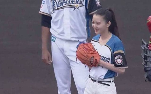 【始球式名場面】全国Vの“空手美女”がノーバウンド投球　球場どよめく始球式