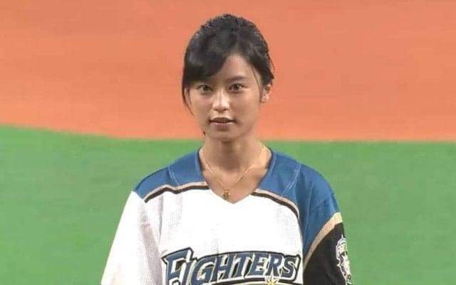 【始球式名場面】小島瑠璃子の爽やか美脚始球式　ノーバウンド投球も「あ、打っちゃった！」