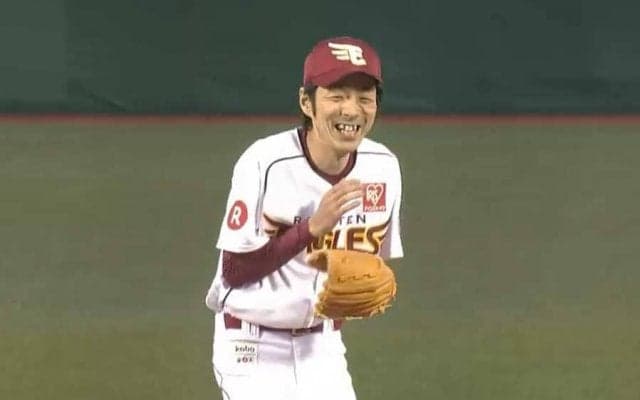 【始球式名場面】あわや死球でじぇじぇじぇ！　宮藤官九郎氏が渾身投球も平謝り