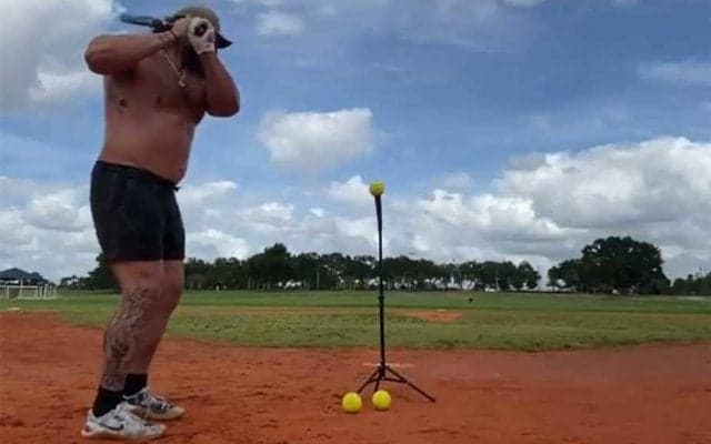 ボールはピンポン玉のように遥か彼方へ…　プロレス界“怪物”の驚愕の打球に「球が可哀想」