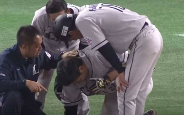 【球界名場面】自打球ならぬ“自打棒”が直撃！　西武炭谷を襲った悲劇に「不運にも程がある」