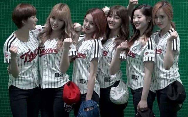 【始球式名場面番外編】日韓台の美女集結！　人気アイドル「TWICE」が美脚投球で魅了