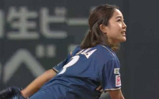 【始球式名場面】美しきジャンパーに拍手喝采　高梨沙羅さんの笑顔“K点越え”始球式