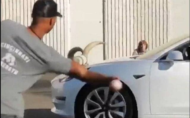 【MLB】最速166キロの20歳右腕の神業に全米驚愕　車の窓を通過する抜群制球に「あり得ない」