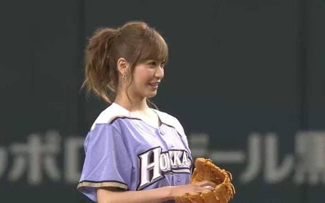 【始球式名場面】元AKB48大島麻衣さんが「かわいいなぁ〜」　笑顔弾けるワンバウンド投球