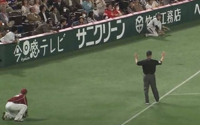 【球界名場面】ボールボーイ危機一髪！　何度も安堵する姿にファン爆笑「めっちゃ可愛い」