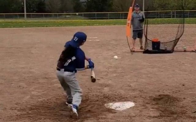 9歳少女は「アルトゥーベよりうまい」　豪快な両打ち打撃に現役選手も反応