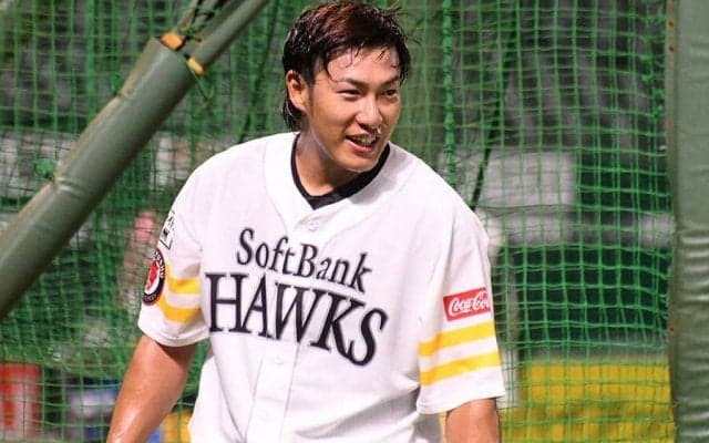 鷹柳田、規格外の“長尺バット”で豪快スイング！　ファン絶賛「さすがリアル雷市」