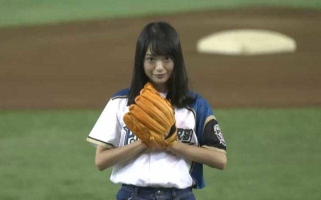 【始球式名場面】溢れる笑顔で球場魅了！　元AKB48北原里英さん美脚ノーバウンド投球