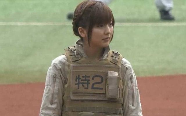 【始球式名場面】全員ズッコケた？　柴崎岳の妻・恵里菜さんがコスプレ投球