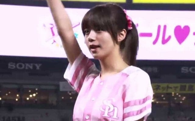 【始球式名場面】美人ハーフモデルが見事ノーバウンド！　輝く笑顔と美脚でファン魅了