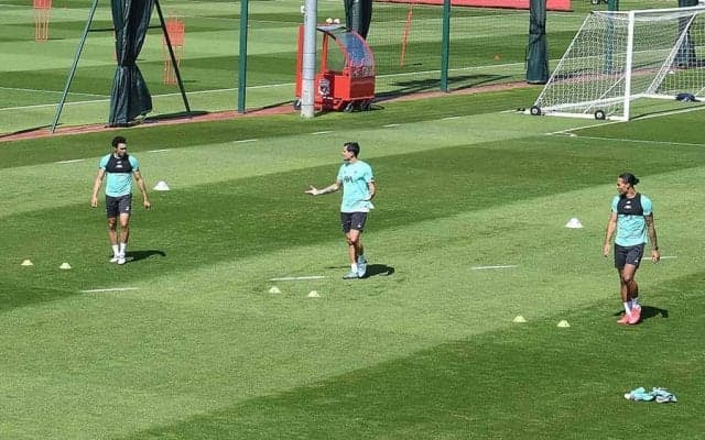 リバプール、練習再開の裏で脚光　“父子の肩車”に広がる感動「本当のヒーローだ！」