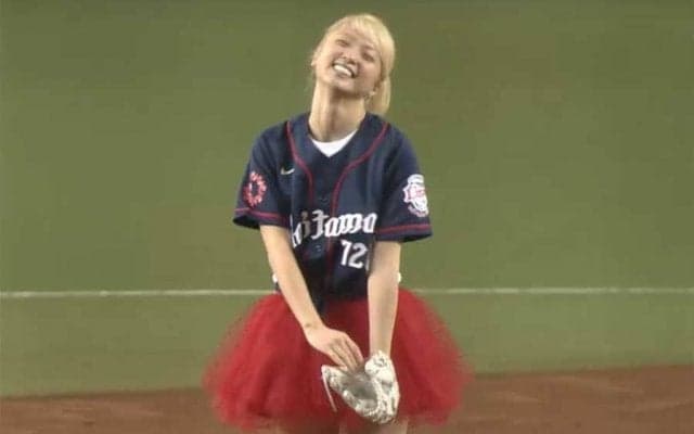 【始球式名場面】「ほんまに天使」元E-girlsのAmiさんが笑顔の“ストライク”投球でファン魅了