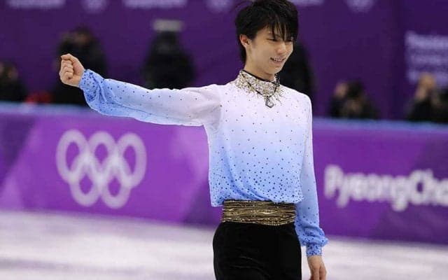 【名珍場面特別編】羽生結弦をグイッ！　“男気リフト”の集合写真が大反響「ユヅが底抜けに愉快！」