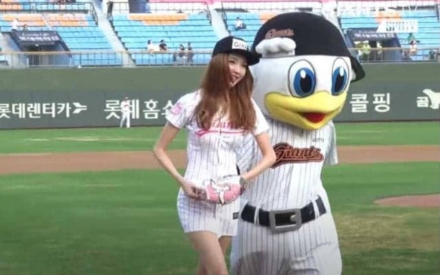 【始球式名場面番外編】韓国No1モデルがノーバウンド投球　“ワンピ”ユニでファン魅了