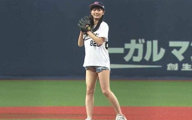 【始球式名場面】国民的美少女がほぼノーバウンド　女優・工藤綾乃さんが豪快投球で魅了