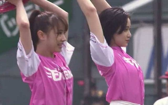 【始球式名場面】美女2人が素晴らしき投球！　ノーバウンド＆ストライクでファン魅了