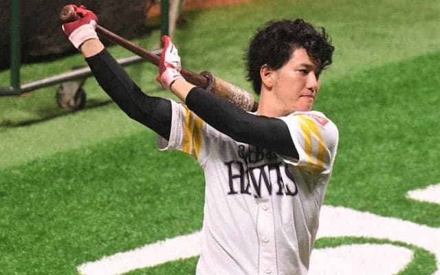 鷹期待の6年目・栗原がスタメンアピール弾！　シート打撃で3安打「ガツガツいく」