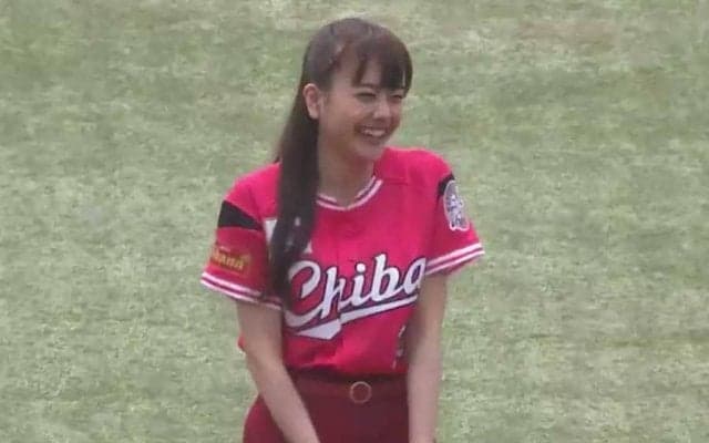 【始球式名場面】美女の“ストライク投球”に球場沸く！　女優・松井愛莉さんはフォームも美しい