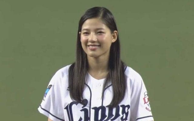 【始球式名場面】東京ラブストーリーにも出演する美女ダンサー　笑顔溢れるメモリアル投球