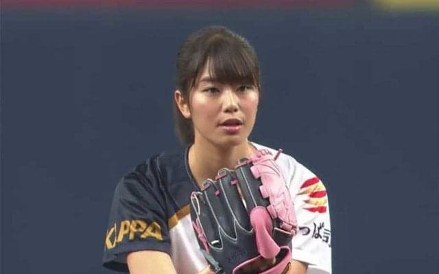 【始球式名場面】美女の97キロに大歓声！　稲村亜美さんが外角低めのストライク投球