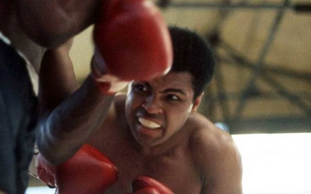 「ボクシング界で最も象徴的な写真」　アリが見下ろす“伝説の1枚”に海外感慨