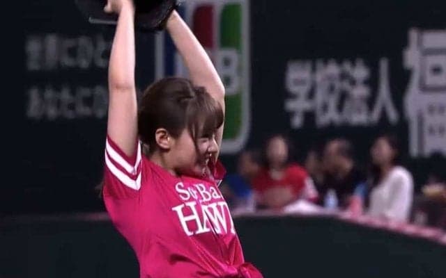 【始球式名場面】ピンクユニ＆白スカートが可愛い！　元NMB48山田菜々さんのストライク投球
