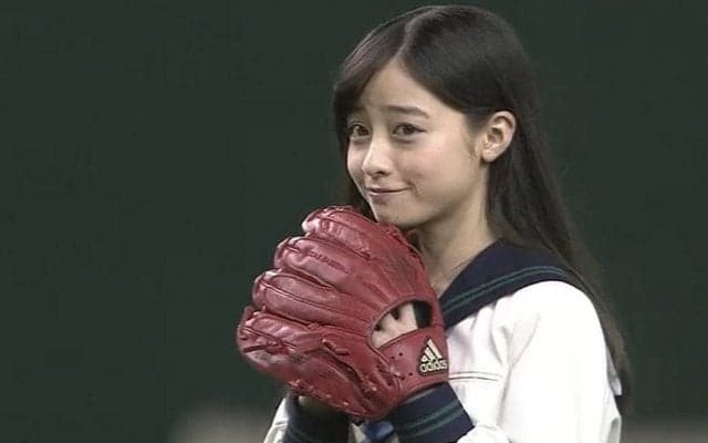 【始球式名場面】橋本環奈の天使すぎる15歳ノーバウンド投球に解説者感服「可愛いですね」