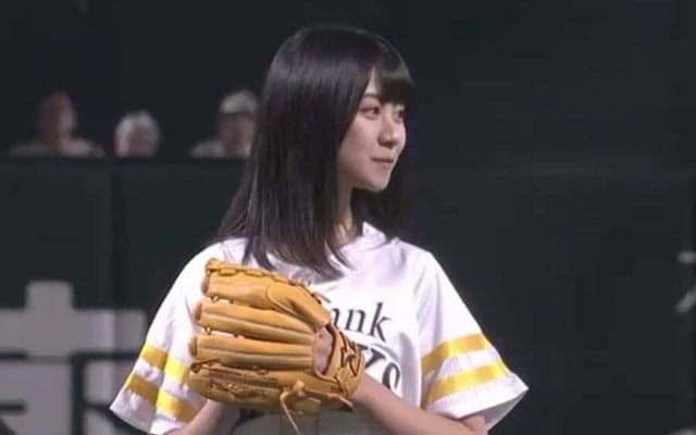 【始球式名場面】父は通算71勝プロ投手　元HKT48若田部遥さんが弾ける笑顔でファン魅了