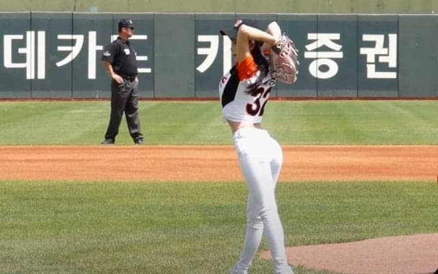 韓国美女の豪快ワインドアップにどよめき！ 　白スキニー＆ヘソ出し投球でファン魅了