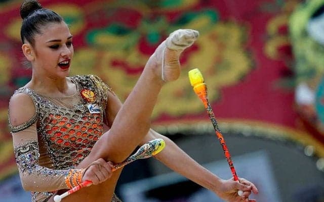 ロシア新体操美女が“360度エビ反り”披露　おうち時間の神業に反響「これは異常」
