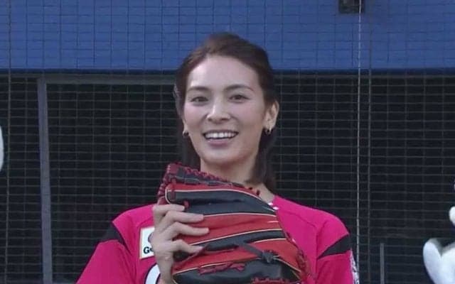 【始球式名場面】ハーフ美女の“赤面”大暴投！　元AKB48秋元才加さんの美脚輝く始球式