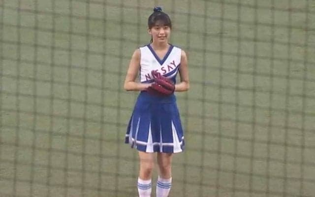 【始球式名場面】チア姿で外角低めストライク！　モー娘。牧野真莉愛さんがノーバウンド投球
