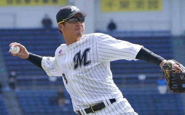 【球界名場面】横っ飛びしたまま空中で…　ロッテ中村の神業グラブトスに「頭おかしい」