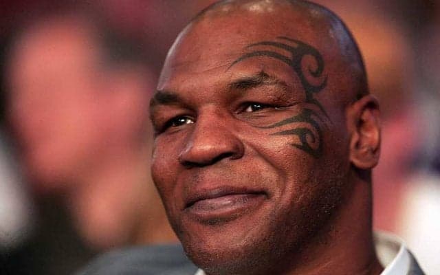 タイソンが謝罪要求に怒り爆発　因縁巡り大乱闘、Tシャツ破ってド迫力ボディー披露