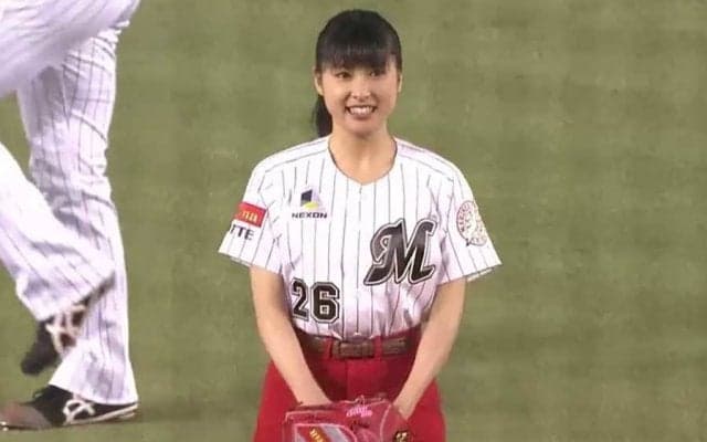 【始球式名場面】土屋太鳳さんがノーバウンド投球！　豪快投球に球場どよめく