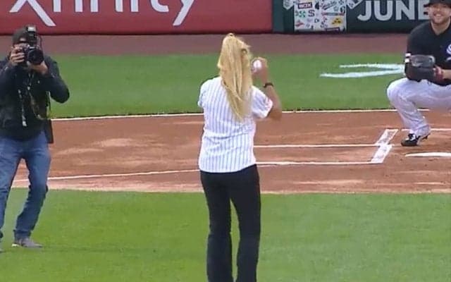 【MLB】“史上最低の始球式”にファン大爆笑　「どうやったらそんな酷い球を…」