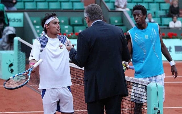 ボール見えるの！？ほとんど暗闇の中で行われたテニスの試合