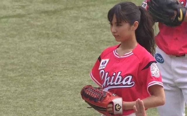【始球式名場面】美女が輝く笑顔でファン魅了　“ビリギャル”女優・石川恋さんの豪快投球