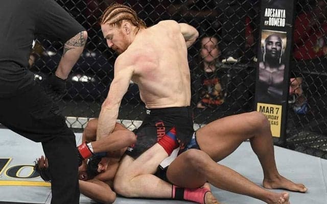 UFC選手が“奇抜くちばしマスク”で計量登場　米笑撃「最高だ」「彼は鳥なのか？」
