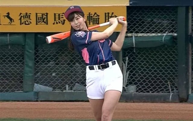 【始球式名場面】美女タレント稲村亜美さんが台湾で“神スイング”！　許銘傑氏と1打席対決で快音